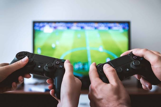 Deux personnes jouent aux jeux vidéo avec des manettes.